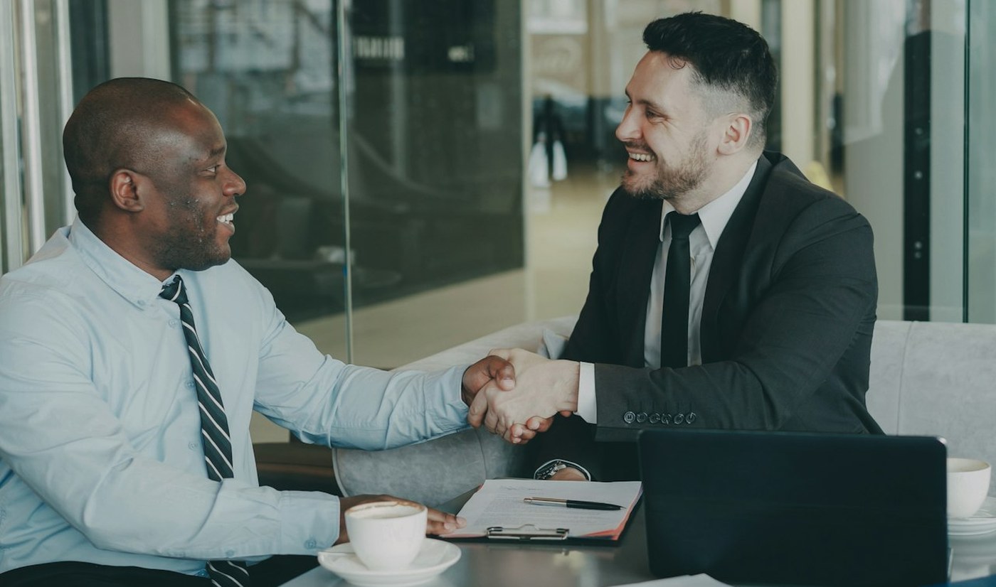 Zusammenarbeit im Gespräch — Stockfoto (Unsplash)